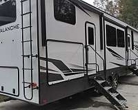 keystone-avalanche-rv-with-cab-over