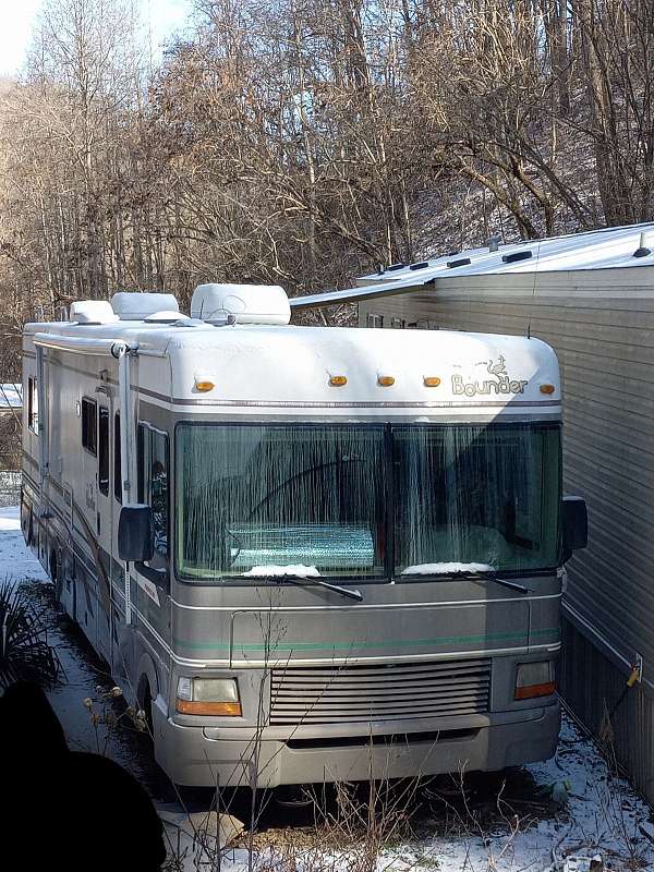 rv-with-awning-in-luttrell-tn