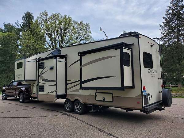 rv-with-awning-in-hastings-mn