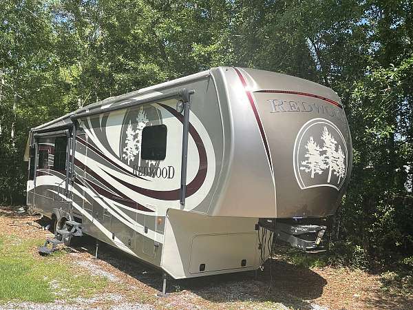 redwood-rv-with-air-conditioner