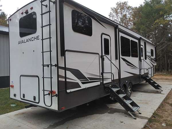keystone-avalanche-rv-with-cab-over