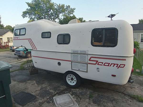 rv-with-bathroom-in-muncie-in