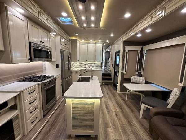 vanleigh-rv-with-air-conditioner