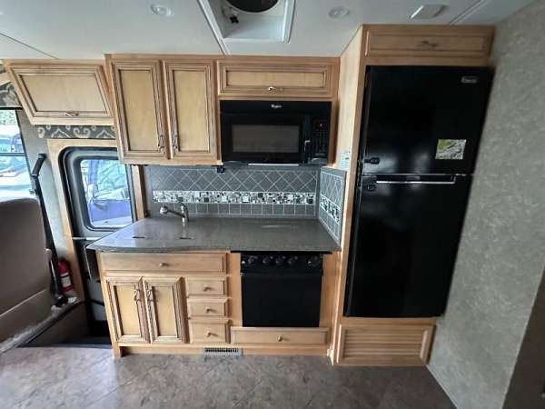 newmar-canyon-star-rv-with-sink