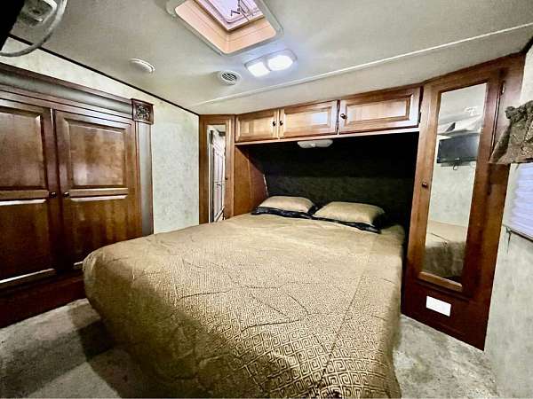 fifth-wheel-rv-with-air-conditioner