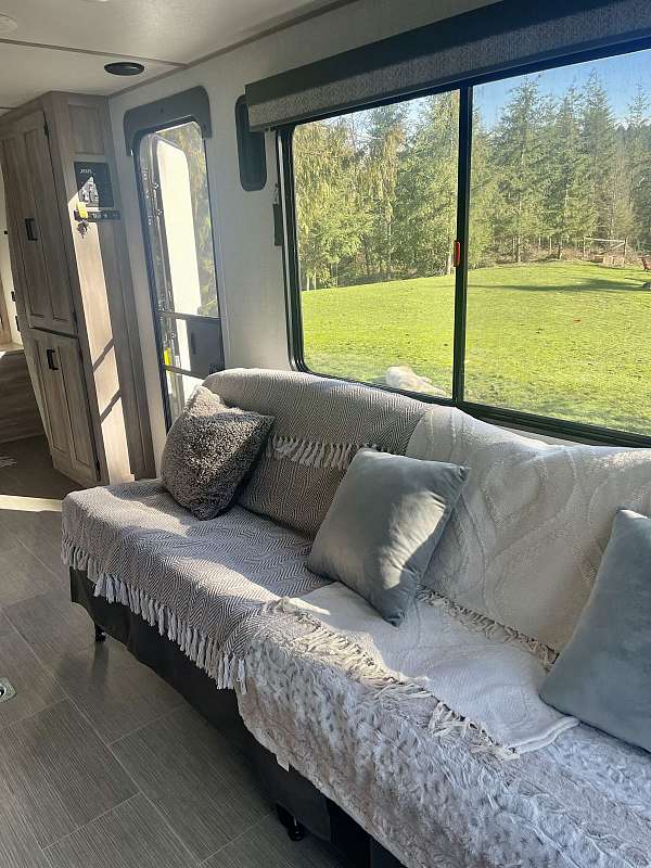 rv-with-bathroom-in-duncan-bc