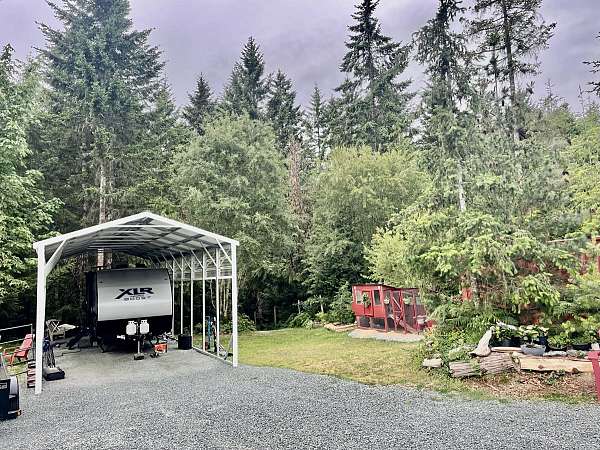 rv-with-leveling-jack-in-duncan-bc