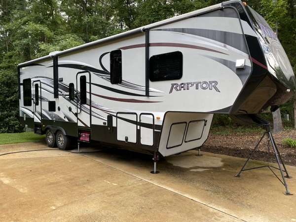 keystone-raptor-rv-with-air-conditioner