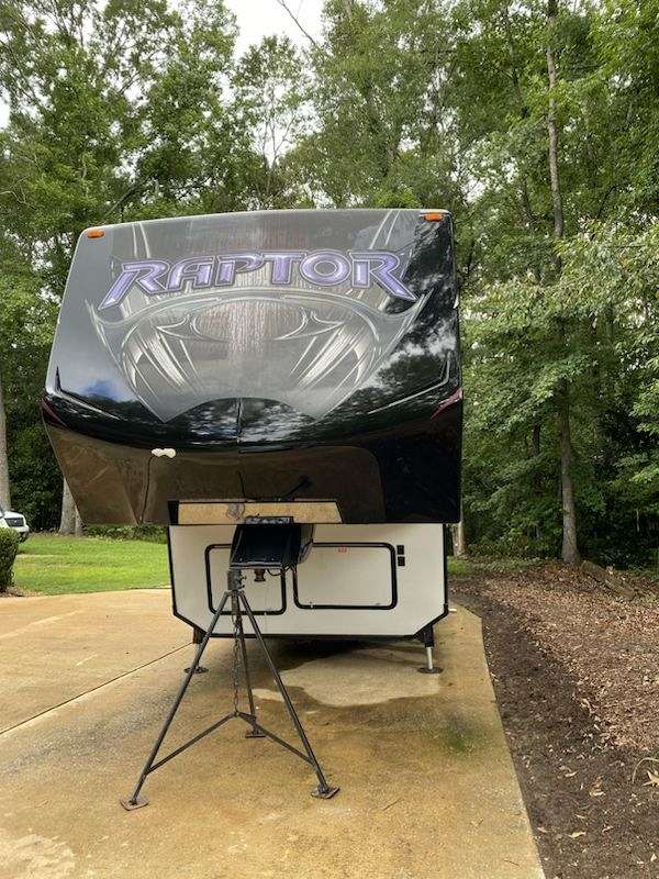 keystone-raptor-rv-with-front-entrance