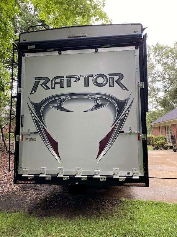 keystone-raptor-rv-with-inverter