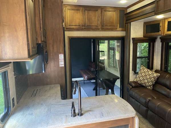 keystone-raptor-rv-with-shower