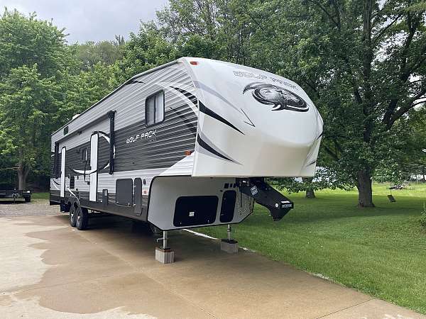 rv-with-shower-in-freeland-mi