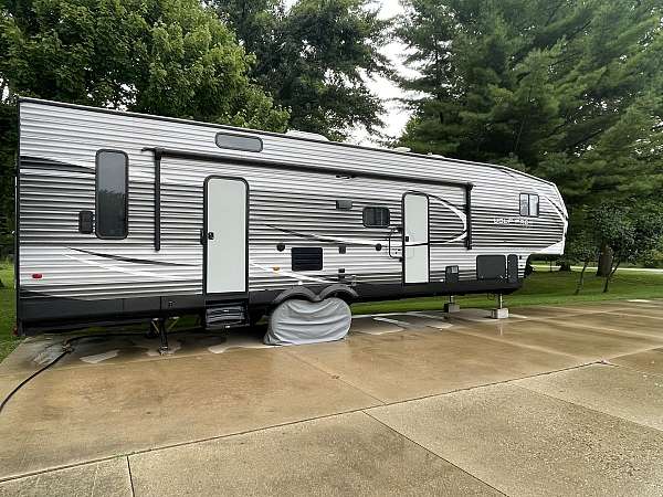 rv-with-generator-in-freeland-mi