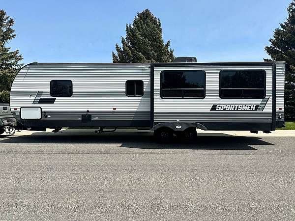 rv-with-bedroom-in-cody-wy