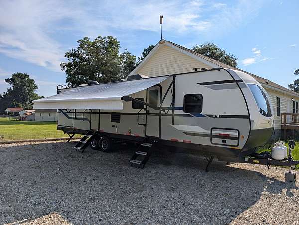 venture-rv-rv-with-air-conditioner