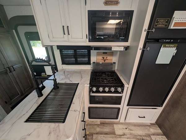 venture-rv-rv-with-bedroom