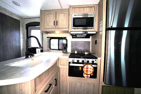 travel-trailer-rv-with-bathroom